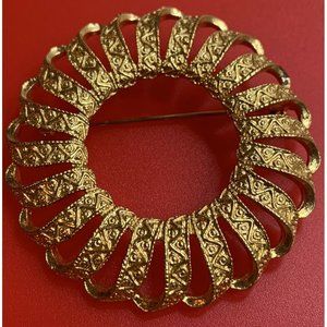 Vintage Abstract Circular Ribbon Wreath LR Gold Tone Brooch Pin